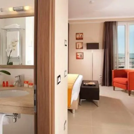 Tiber Rooftop & Wellness Отель Фьюмичино