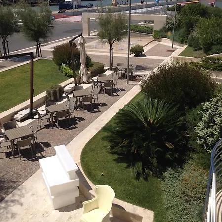 Tiber Rooftop & Wellness Отель